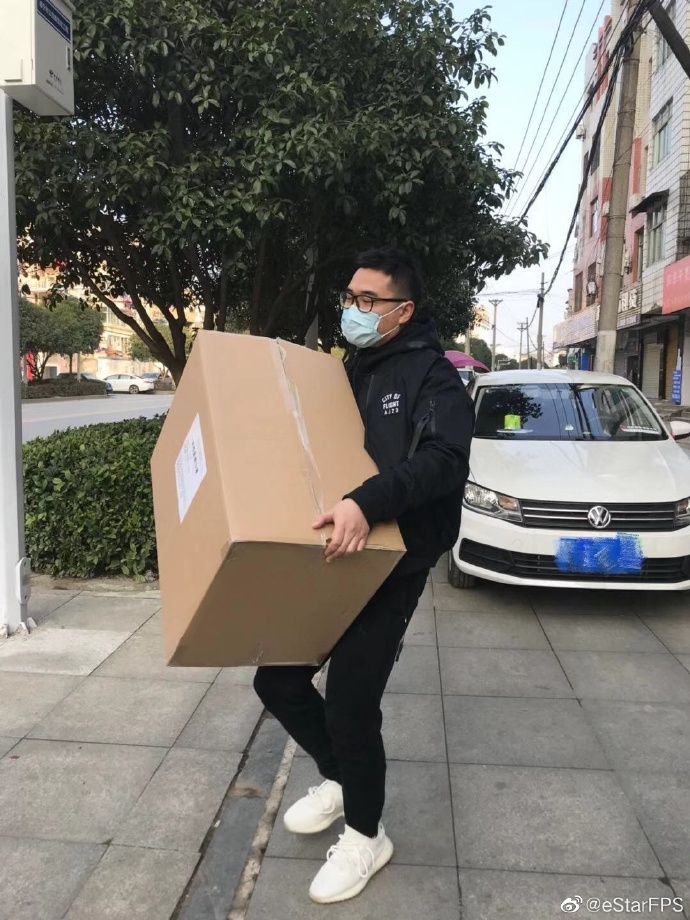 우한을 위해 기부금과 물품 전달에 나선 중국의 e스타.
