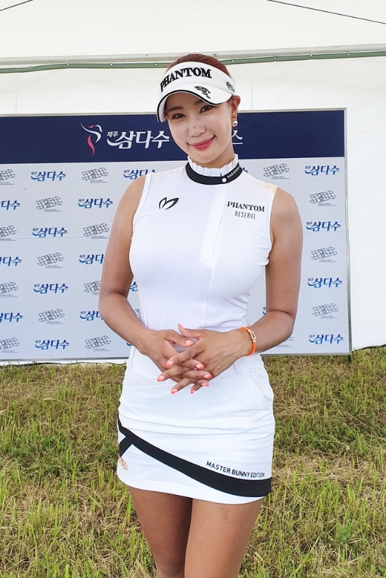 유현주가 30일 제주도 제주시 세인트포 골프&리조트(파72·6천500야드)에서 한국여자프로골프(KLPGA) 투어 제주 삼다수 마스터스 1라운드를 마치고 인터뷰하고 있다.