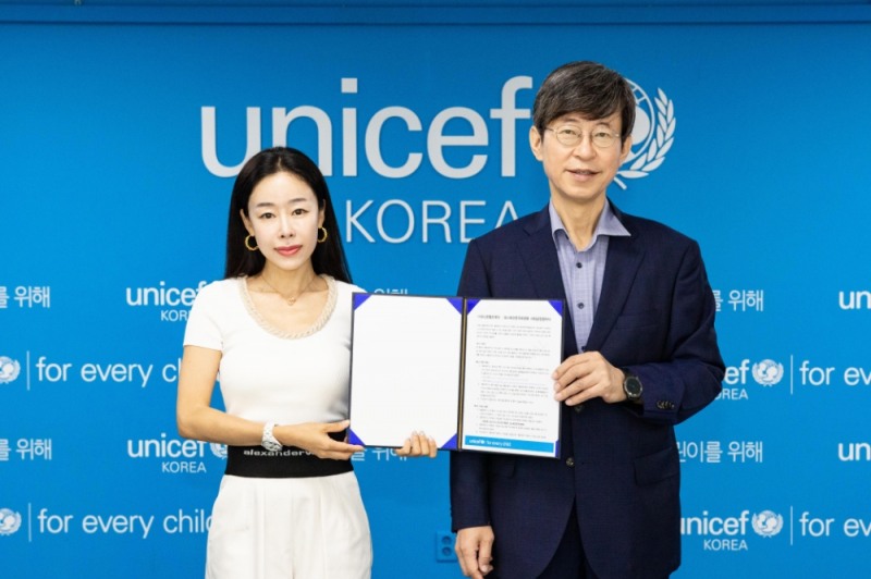 ㈜유니콘벨르제이 김혜정 대표(좌측)와 유니세프한국위원회 이기철 사무총장(사진=유니세프한국위원회)