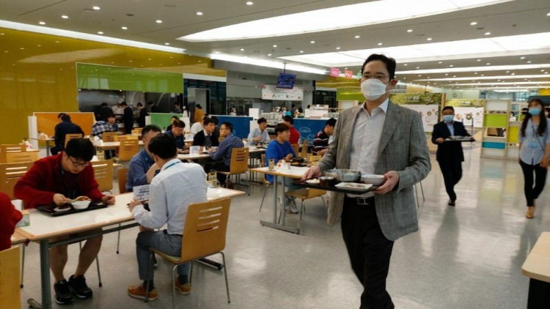 이재용 부회장이 30일 삼성전자 온양사업장을 찾아 차세대 반도체 패키징 기술개발 전략을 점검하기 앞서 구내식당에서 임직원들과 식사를 하고 있다.(사진=삼성전자 제공)