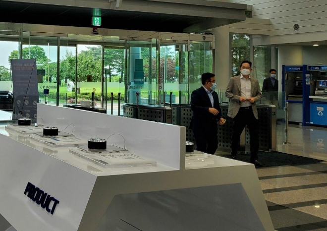 (사진=삼성전자) 차세대 반도체 패키징 기술개발 전략을 점검하기 위해 30일 삼성전자 온양사업장을 찾은 이재용 부회장의 모습