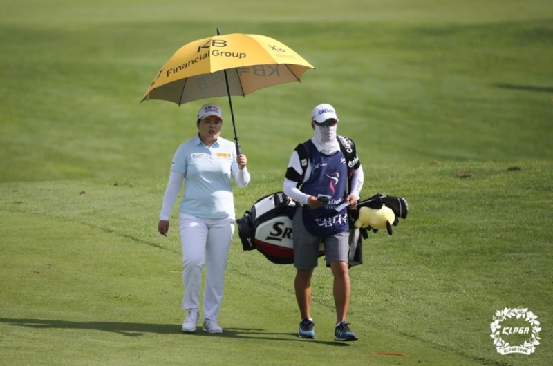 제주삼다수 마스터스는 국내 최고의 여자골프대회로서 자리를 잡았다. 사진은 한국여자골프 사상 첫 '커리어 그랜드 슬램'을 달성한 박인비가 남편 캐디와 함께 5개월만에 필드로 복귀, 1라운드 경기를 갖는 모습