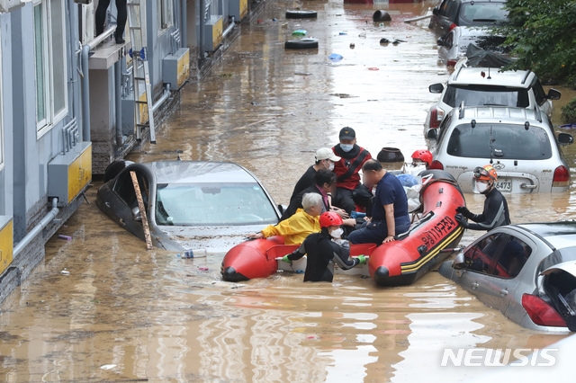 대전 지역에 집중 호우가 내린 30일 오전 대전 서구 정림동의 한 아파트가 침수돼 소방구조대원들이 고립된 주민들을 구조하고 있다.