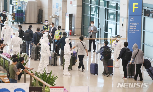 지난 24일 신종 코로나바이러스 감염증(코로나19) 악화로 정부가 급파한 공군 공중급유기(KC-330)를 타고 인천국제공항에 도착한 이라크 파견 근로자들이 입국장을 나서고 있다.