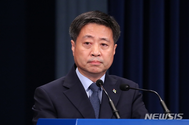 윤도한 국민소통수석이 17일 청와대 춘추관 대브리핑실에서 북한의 개성 남북공동연락사무소 청사 폭파와 북한의 태도에 대한 브리핑을 마친 뒤 굳은 표정을 하고 있다.