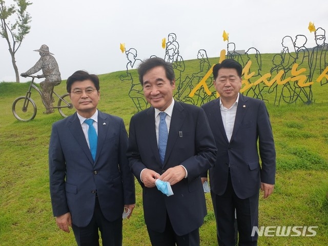 이낙연(가운데) 국회의원이 31일 세종시에 있는 국가균형발전 국가균형발전 공원을 찾아 "국회 세종의사당 건립은 빠를수록 좋다"고 말했다.