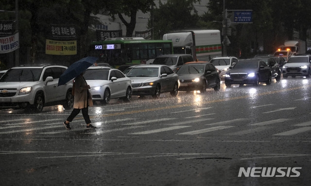 서울 지역에 장맛비가 내리는 지난 29일 오후 서울 서초구 일대에서 우산을 쓴 시민이 횡단보도를 건너고 있다. 