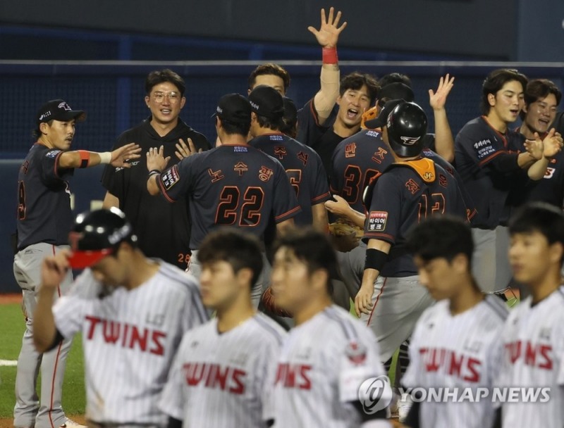 31일 오후 서울 송파구 잠실야구장에서 열린 프로야구 한화와 LG의 경기. 2대1로 이긴 한화 선발투수 장시환(뒷줄 왼쪽 두번째)와 선수들이 기뻐하고 있다.