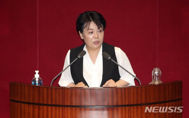 윤희숙 미래통합당 의원이 30일 오후 서울 여의도 국회에서 열린 본회의에서 발언하고 있다.