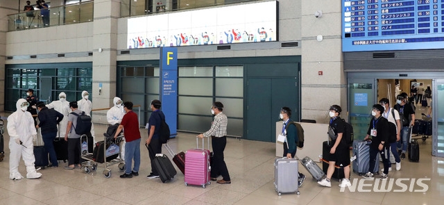 이라크 건설 현장 파견 근로자들이 지난 7월 31일 오전 인천국제공항 1터미널을 통해 귀국하고 있다.