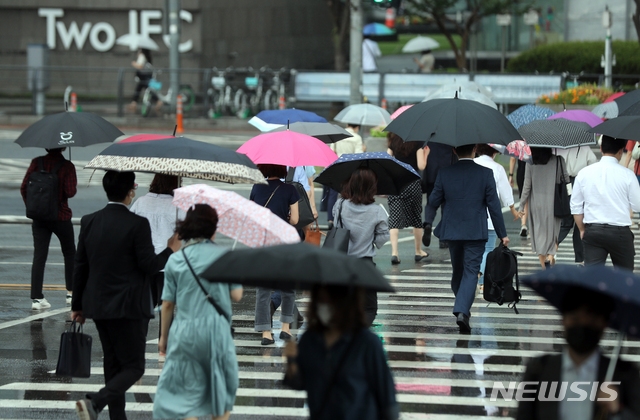 전국 대부분 지역이 흐리거나 비가 내리고 있는 지난 달 20일 오전 서울 여의도환승센터에서 시민들이 우산을 쓰고 출근하고 있다. 