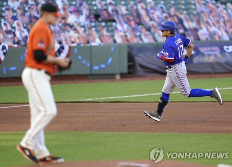 시즌 1호 홈런을 터뜨린 추신수가 그라운드를 돌고 있다.