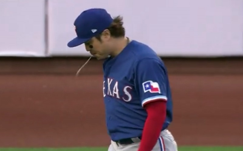 추신수가 수비 도중 침을 뱉고 있다(앤드류 배걸리 트위터 캡처).