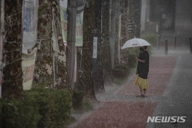 서울 지역에 장맛비가 내리는 지난 29일 오후 서울 서초구 일대에서 우산을 쓴 시민이 발걸음을 옮기고 있다.
