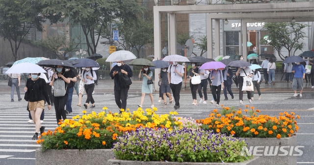 서울 등 전국 곳곳에 호우특보가 내려져 있는 가운데 29일 오전 서울 여의도 환승센터에 시민들이 출근길을 재촉하고 있다.