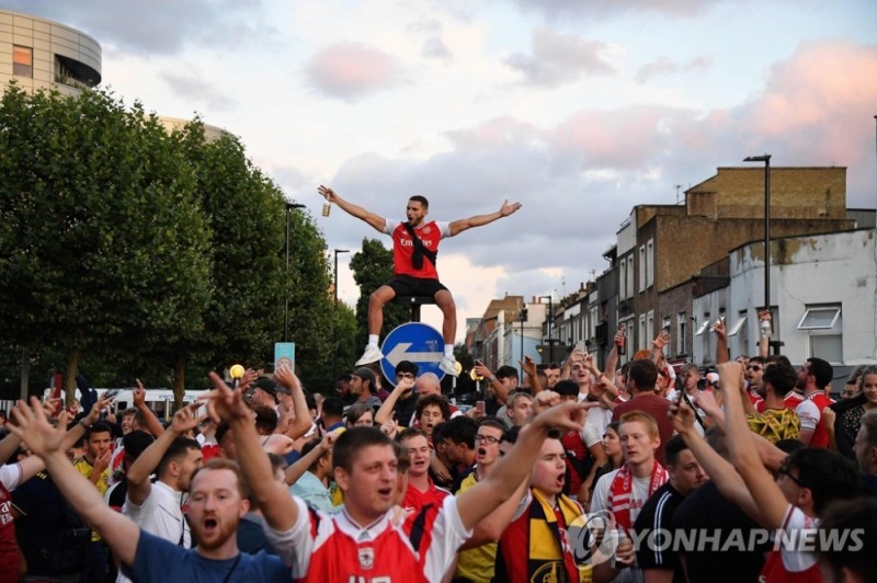 아스널의 FA컵 우승을 거리에서 기뻐하는 팬들. (AFP=연합뉴스)
