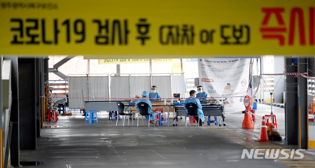 국지성 호우가 잠시 소강 상태를 보여 후덥지근한 날씨가 이어진 30일 광주 북구보건소 효죽 공영주자창 코로나19 선별진료소가 한산한 모습을 보이고 있다. (사진 = 광주 북구 제공)