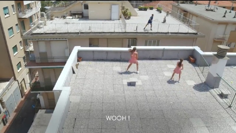 지붕 위에서 테니스 대결을 벌이는 페더러(위)와 이탈리아 소녀들. <br />[ATP 투어 소셜 미디어 동영상 화면 캡처]<br />
