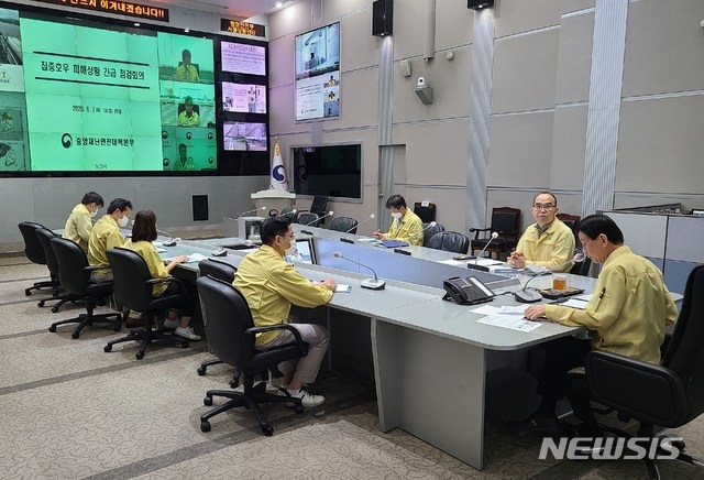 진영 행정안전부 장관이 2일 오후 정부서울청사 중앙재난안전상황실 서울상황센터에서 집중호우로 서울,경기,충북 등에서 많은 피해가 발생하고, 앞으로 집중호우가 계속될 것으로 판단됨에 따라 긴급 점검 2차회의 주재하고 있다. (사진=행정안전부 제공).