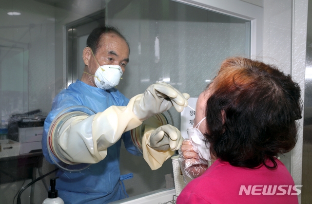 지난달 20일 서울 강서구 보건소에 설치된 컨테이너형 워킹스루 선별진료소에서 시민들이 코로나19 검사를 받고 있다. 
