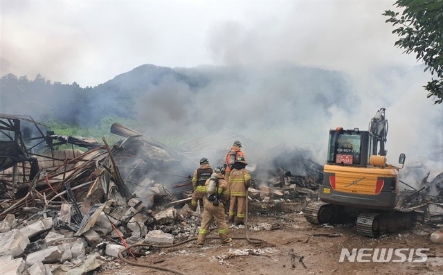 2일 오전 10시22분께 충북 충주시 앙성면 한 야산에서 산사태가 발생해 인근 축사를 덮쳤다. 이 사고로 축사에 있던 주민 한 명이 실종돼 소방당국이 수색작업을 하고 있다. (사진 = 충주소방서 제공)