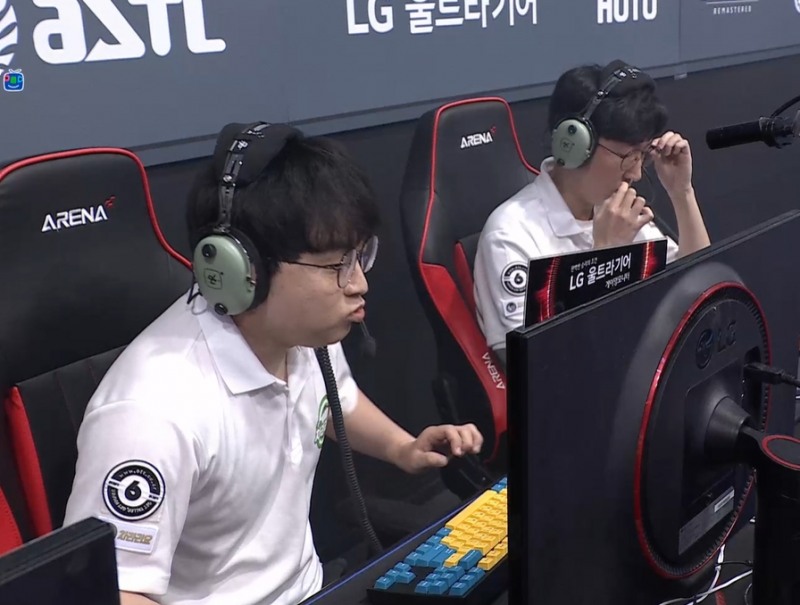 차리리요 버팔로즈의 우승을 확정지은 김성대(왼쪽)와 장윤철(사진=아프리카TV 중계 화면 캡처).