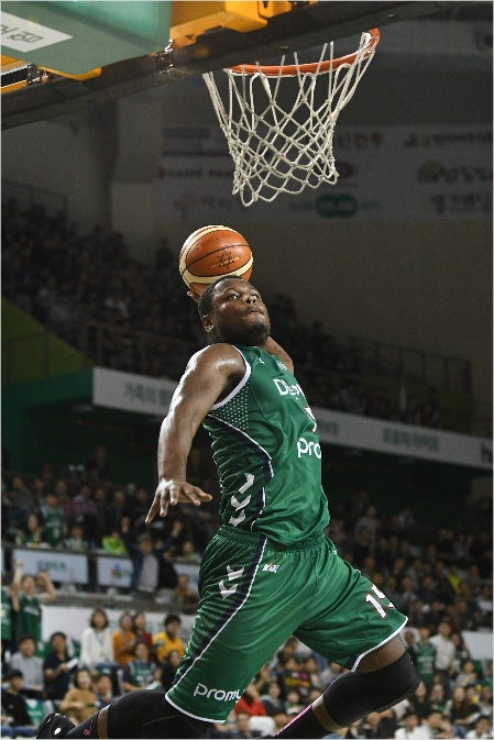 오클라호마시티 썬더에서 자리를 잡지 못하고 있는 디온테 버튼. 원주 DB 시절 장쾌한 덩크슛을 시도하고 있다.