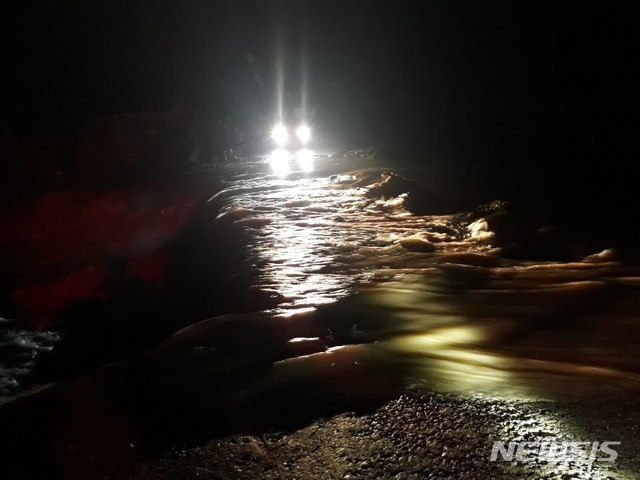 3일 오전 1시께 갑자기 불어난 물과 토사로 진입로가 막혀버린 용인시 원삼면 한 캠핑장. 소방당국은 굴착기를 동원해 진입로를 확보하고 123명의 야영객을 구조했다.(사진=경기도소방재난본부 제공)