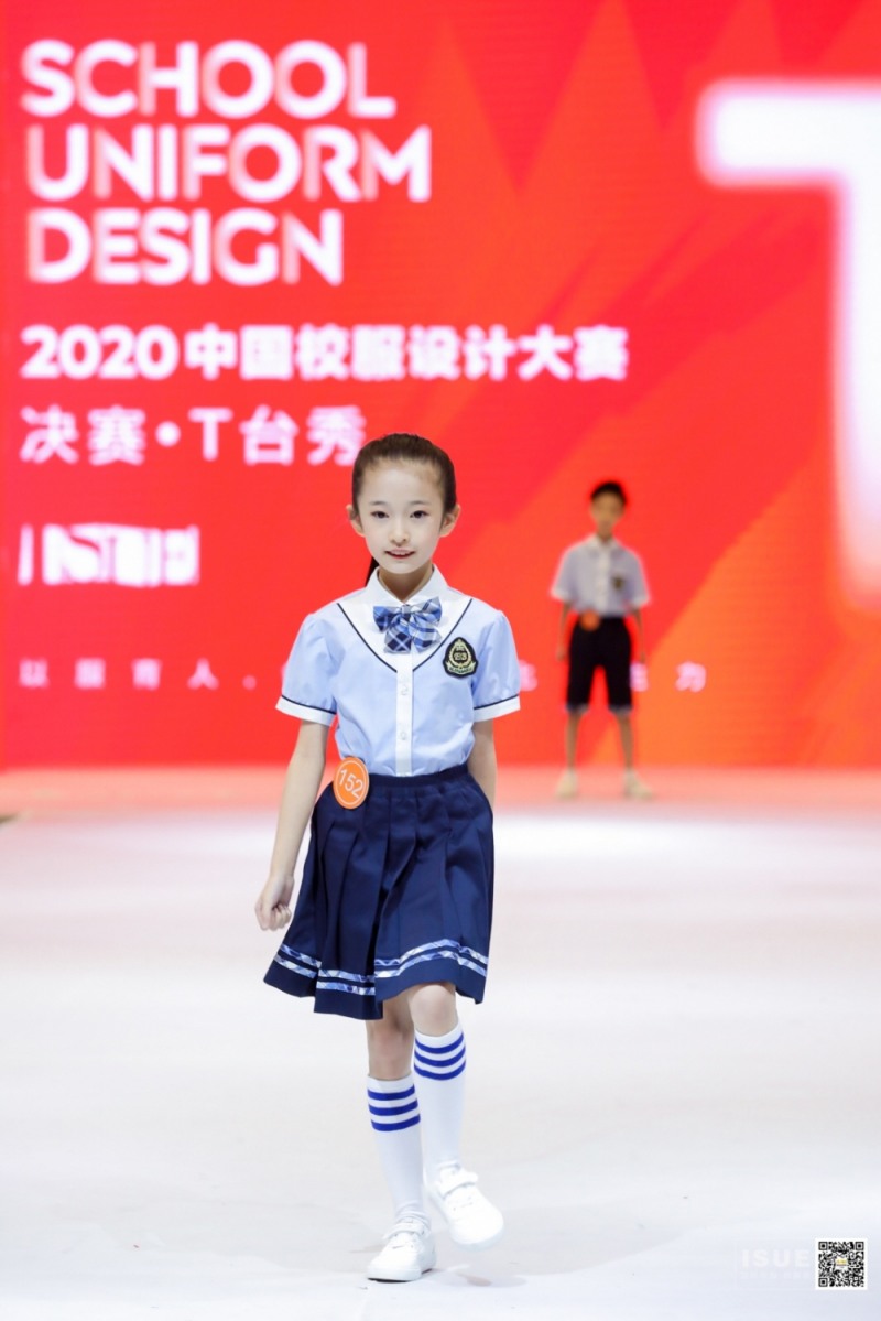 지난 달 23일부터 25까지 열린 ‘2020 상해국제교복박람회’ 디자인 대회에서 상해엘리트의 학생 모델이 런웨이를 펼치고 있다. (제공= 형지엘리트)