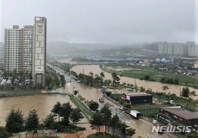 2일 새벽 충북 북부권에 집중호우가 내리면서 제천시 강저택지지구가 물에 잠겼다. (사진=독자 제공)
