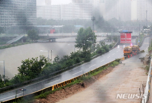 서울, 경기 등 한강 상류에 내린 집중호우로 한강과 중랑천 수위가 상승하면서 3일 서울 중랑구 월계1교 부근 동부간선도로 진출입로가 통제되고 있다.