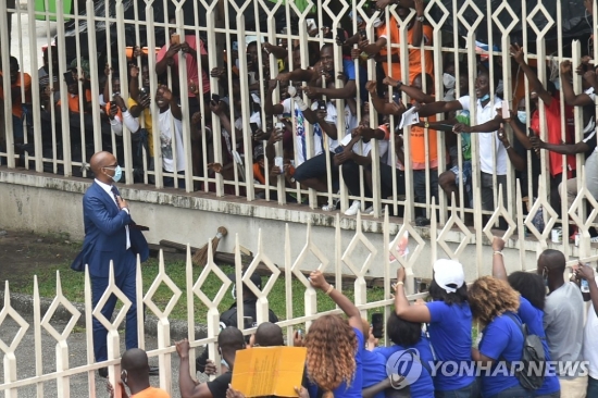 코트디부아르 축구협회장 선서 유세에 나선 디디에 드로그바(AFP=연합뉴스)