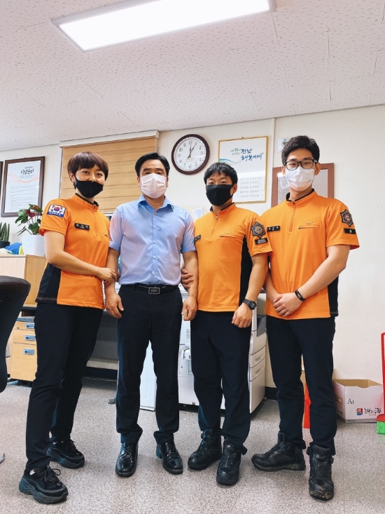 지난달 30일 구급 수혜를 받은 박모씨(49세)가 구급대원들에게 감사인사를 전하기 위해 무안119안전센터를 방문했다/사진=무안소방서