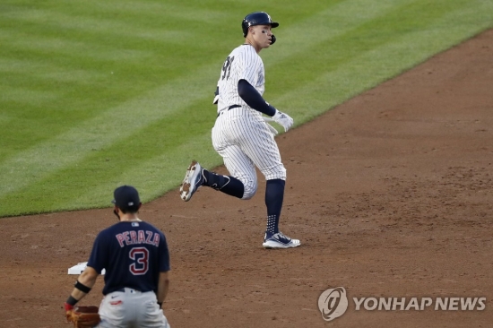 저지, 5경기 연속 홈런(뉴욕 AP=연합뉴스) 에런 저지(오른쪽)가 3일(한국시간) 미국 뉴욕 양키스타디움에서 열린 보스턴 레드삭스와의 홈경기, 3회 말 3점 홈런을 친 뒤 그라운드를 돌고 있다. 저지는 5경기 연속 홈런 행진을 이어갔다.