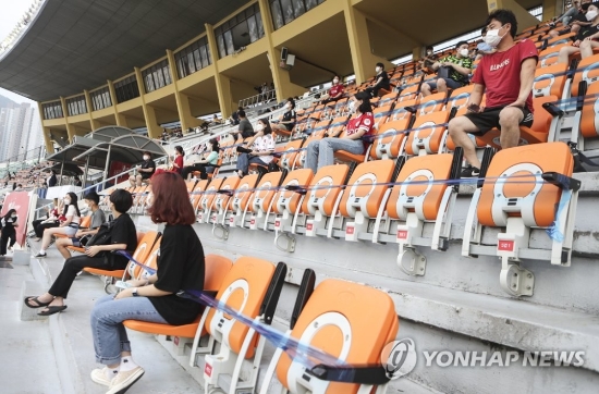 2일 오후 부산 구덕축구경기장에서 열린 프로축구 K리그1 부산 아이파크와 울산 현대 경기. 오랜만에 경기장을 찾은 축구 팬들이 거리를 두고 경기를 지켜보고 있다. 2020.8.2