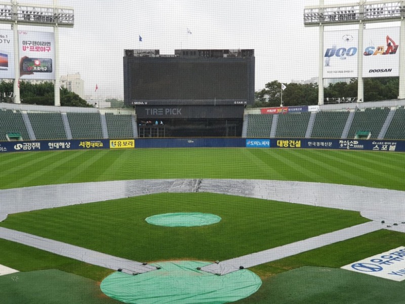  3일 서울시 송파구 잠실구장에 비가 내리고 있다. 이날 예정된 한화 이글스-LG 트윈스전은 우천 취소됐다.