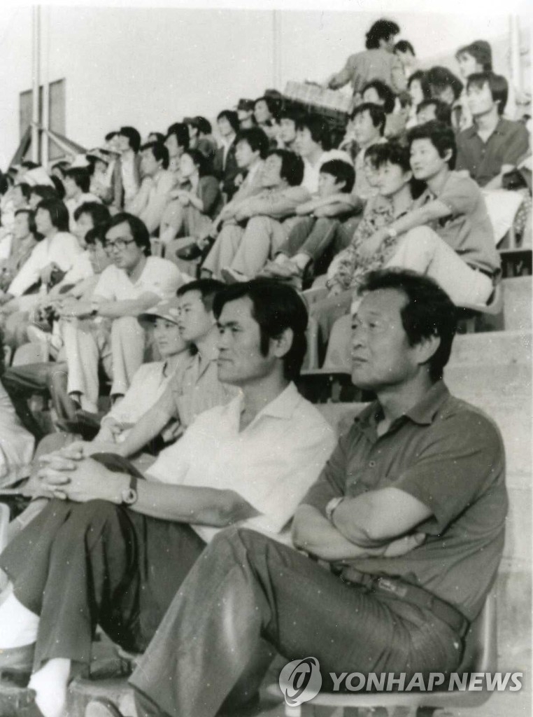 고 김진영 감독(오른쪽)이 생전 모습. 그 옆은 뒤에 삼성라이온즈와 한화 이글스 단장을 역임한 고 노진호 전 중앙일보 체육기자. .