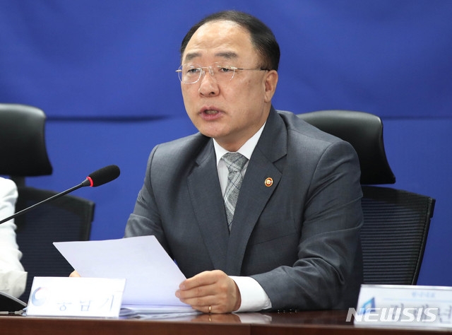 홍남기 경제부총리가 4일 오전 서울 여의도 국회에서 열린 더불어민주당 부동산 시장 안정화를 위한 주택공급 확대 방안 당정협의에서 현안관련 발언을 하고 있다.