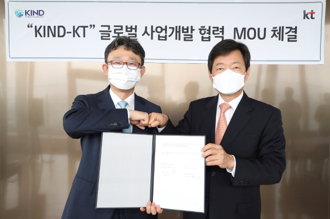 (사진=KT) KT 기업부문 박윤영 사장(왼쪽)과 KIND 허경구 사장이 MOU 후 기념사진을 촬영하고 있다 