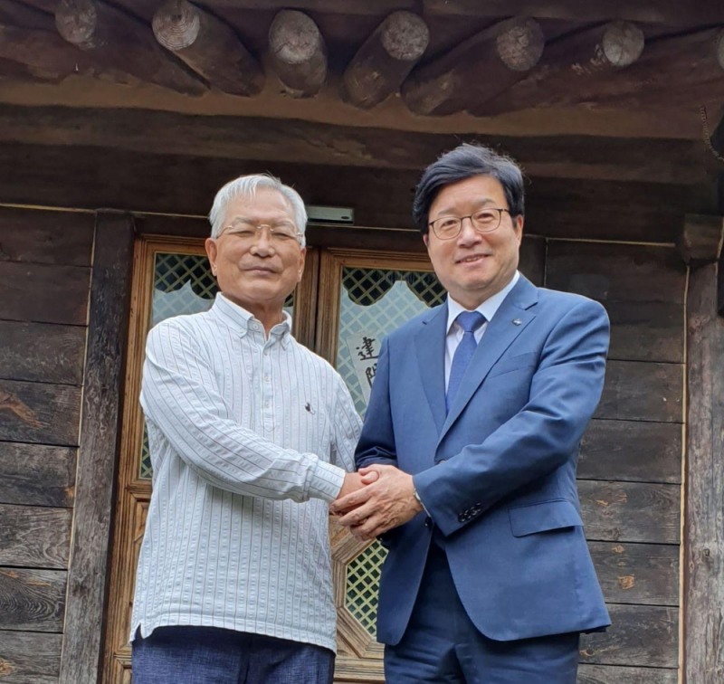 송기인 신부 자택인 밀양에서 손을 맞잡고 있는 염태영 수원시장