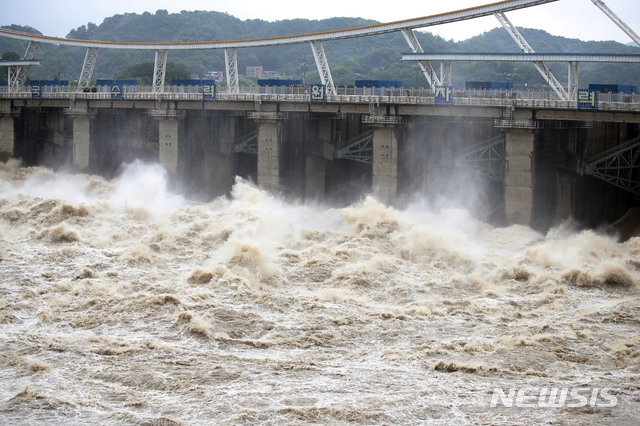 서울 수도권을 중심으로 중부 지역에 호우경보가 내려진 3일 오전 경기 하남시 팔당댐이 수위조절을 위해 수문을 열고 물을 방류하고 있다.