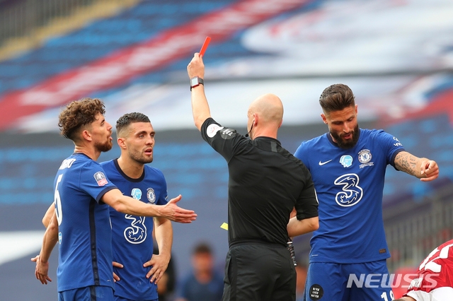 상대 선수와 심판에게 고의로 기침하면 퇴장하는 새 축구 규칙이 도입된다.