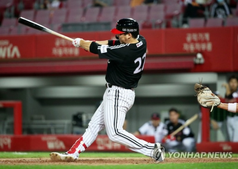 LG 김현수가 2회 1점 홈런에 이어 5회 만루홈런을 날리고 있다.