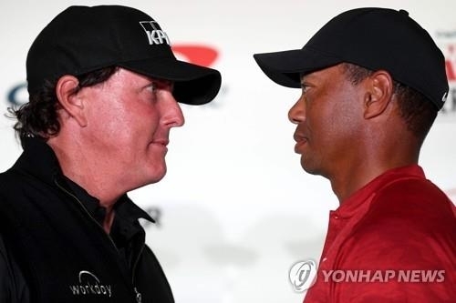 영원한 라이벌 타이거 우즈(오른쪽)와 필 미켈슨이 PGA 챔피언십 챔피언조에서 '더 매치'를 할지 주목된다. 