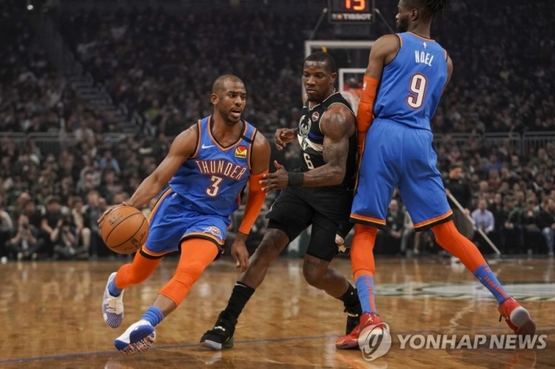 자유투 실패로 덴버 너기츠에 승리를 헌납한 OKC 썬더의 크리스 폴.