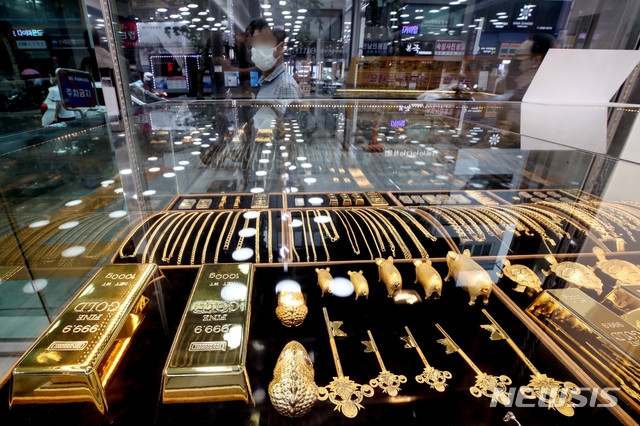 국제 금값이 연일 사상 최고가를 경신하고 있는 29일 오후 서울 종로구 종로3가 귀금속 상점에 금 세공품이 전시되어 있다. 