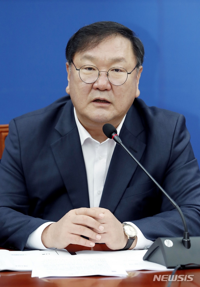 김태년 더불어민주당 원내대표가 4일 서울 여의도 국회에서 열린 원내대책회의에서 발언하고 있다.
