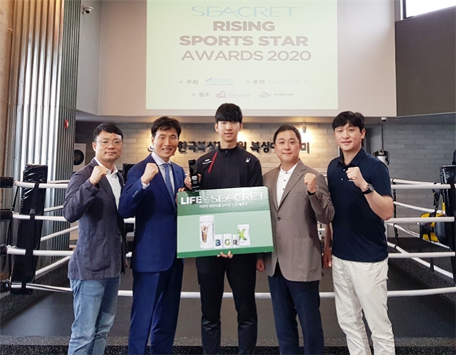 사진 왼쪽부터 김주영 용인대 교수, 조민호 시크릿다이렉트코리아(주) 대표, 김석배 태권도 국가대표 선수, 김재현 (사)한국문화스포츠마케팅진흥원 이사장, 정동혁 삼성에스원 태권도단 감독.