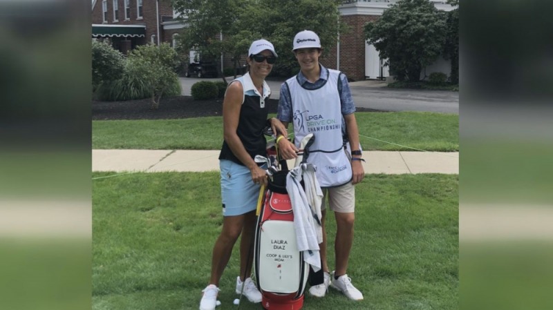 마라톤 클래식에 출전하는 엄마 선수 로라 디아즈와 아들 캐디 쿠퍼. (사진 출처=13abc.com)