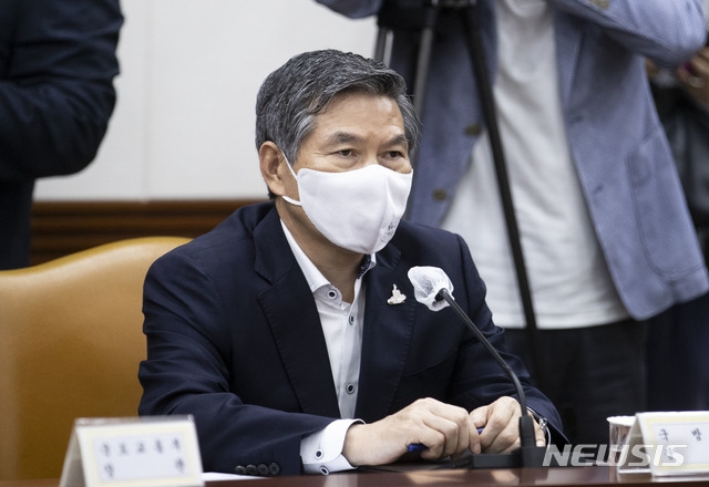 정경두 국방부 장관이 4일 오전 서울 종로구 정부서울청사에서 열린 주택공급확대 TF에 참석해 자리하고 있다.